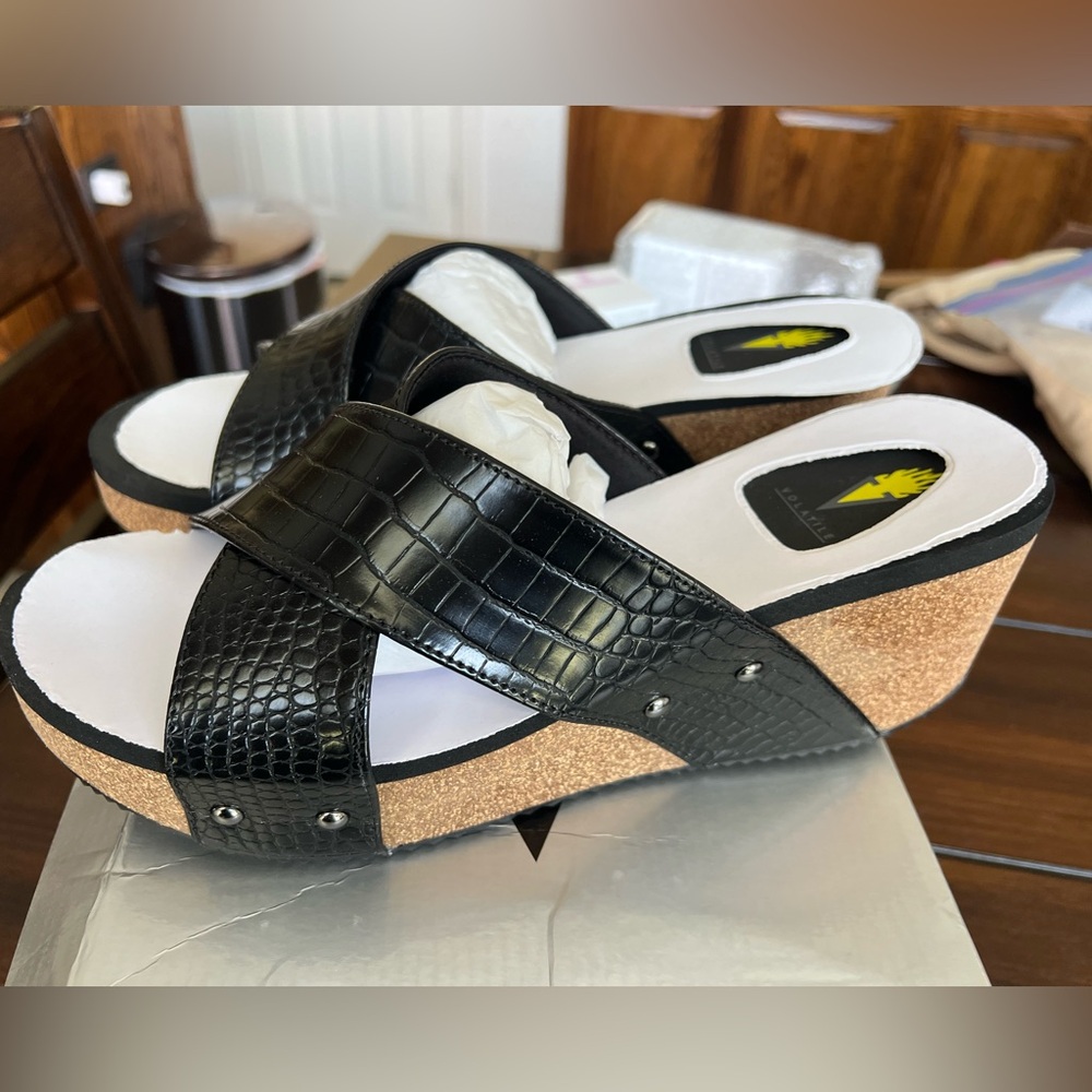 NIB Volatile Black Croc-Embossed Platform Sandals